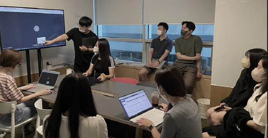 웰트는 국내 기업 중 디지털 치료제 상용화에 가장 가까이 간 곳으로 꼽힌다. 웰트 직원들이 디지털 치료제 개발현황에 대해 회의를 하고 있다. 웰트 제공